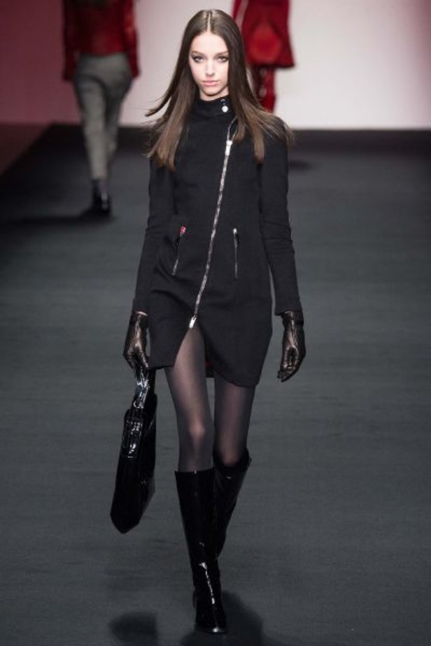 الأحمر الصارخ والجلد الفاخر الأبرز في مجموعة "Daks" 