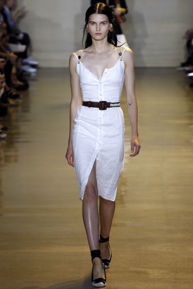 تصاميم رائعة جمعت التراث والإحترافية في عرض Altuzarra