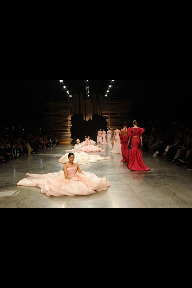 Ezra يتوّج امرأته ملكة على عرش الأناقة