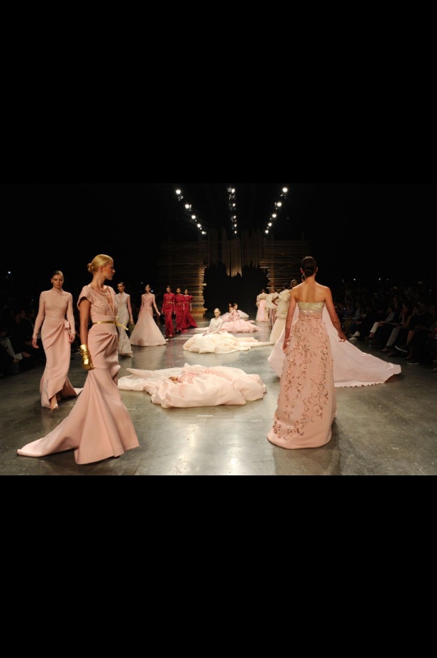 Ezra يتوّج امرأته ملكة على عرش الأناقة