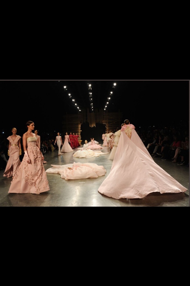 Ezra يتوّج امرأته ملكة على عرش الأناقة