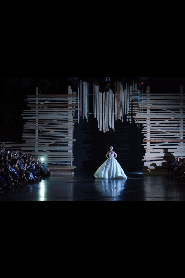 Ezra يتوّج امرأته ملكة على عرش الأناقة