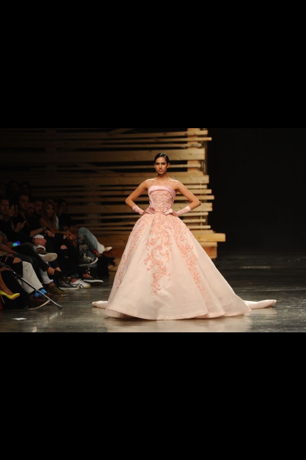 Ezra يتوّج امرأته ملكة على عرش الأناقة