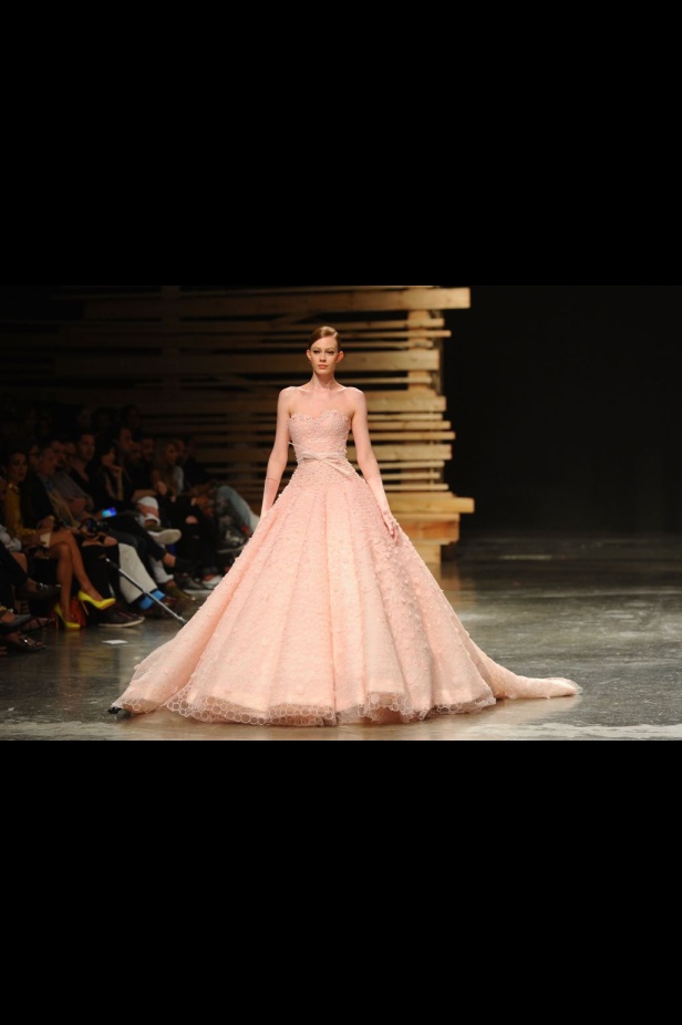 Ezra يتوّج امرأته ملكة على عرش الأناقة