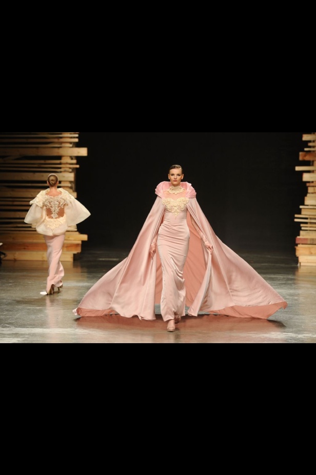 Ezra يتوّج امرأته ملكة على عرش الأناقة