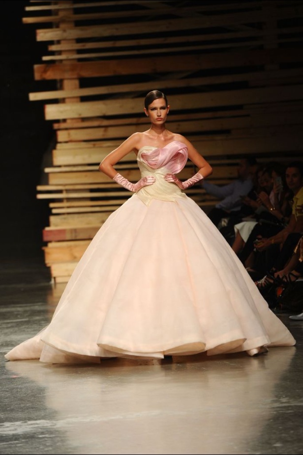 Ezra يتوّج امرأته ملكة على عرش الأناقة