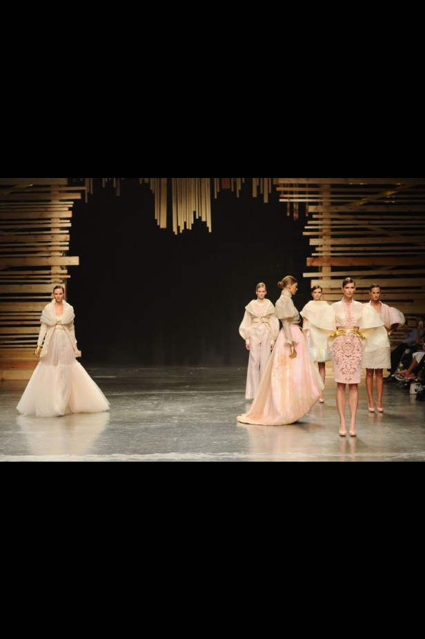 Ezra يتوّج امرأته ملكة على عرش الأناقة