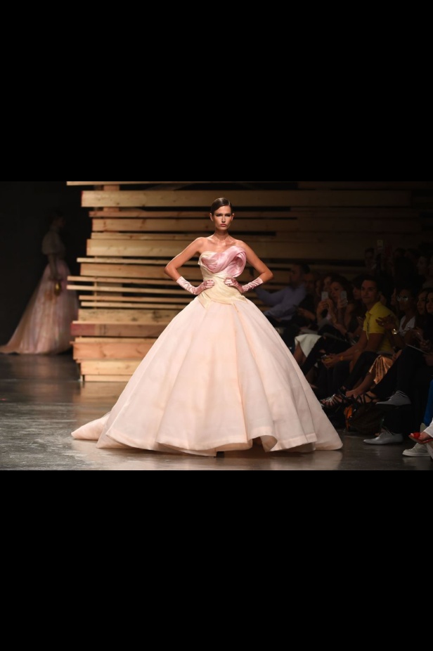 Ezra يتوّج امرأته ملكة على عرش الأناقة