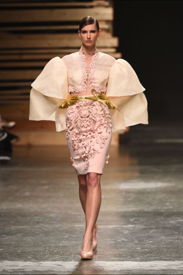 Ezra يتوّج امرأته ملكة على عرش الأناقة