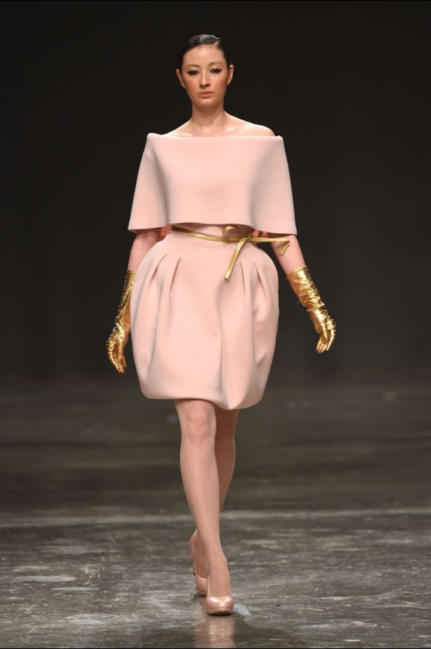 Ezra يتوّج امرأته ملكة على عرش الأناقة