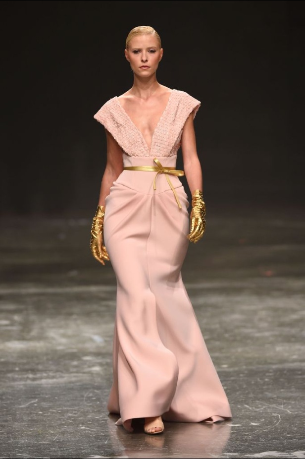 Ezra يتوّج امرأته ملكة على عرش الأناقة