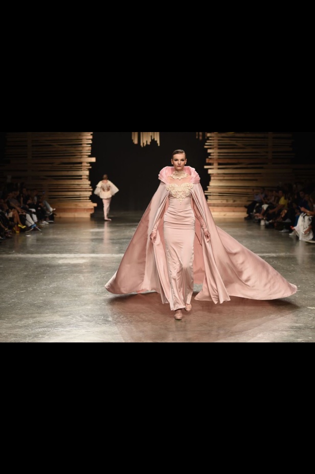 Ezra يتوّج امرأته ملكة على عرش الأناقة