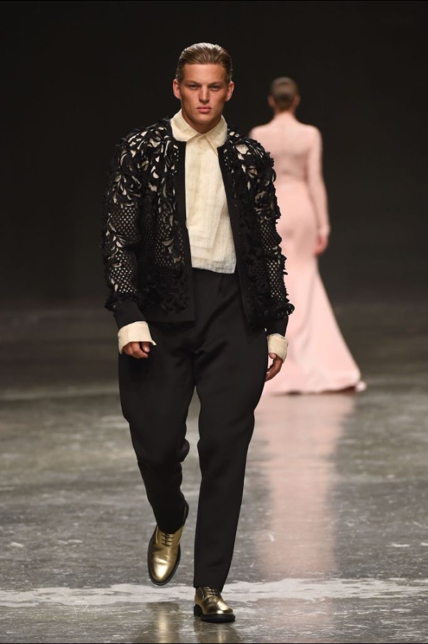 Ezra يتوّج امرأته ملكة على عرش الأناقة