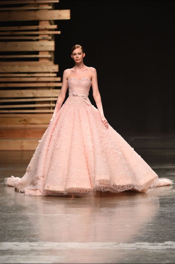 Ezra يتوّج امرأته ملكة على عرش الأناقة