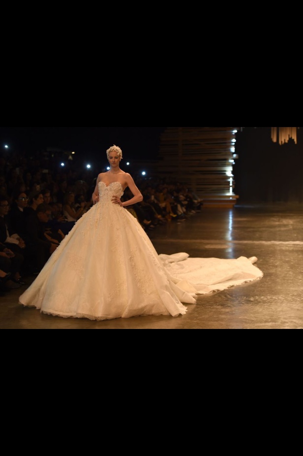 Ezra يتوّج امرأته ملكة على عرش الأناقة