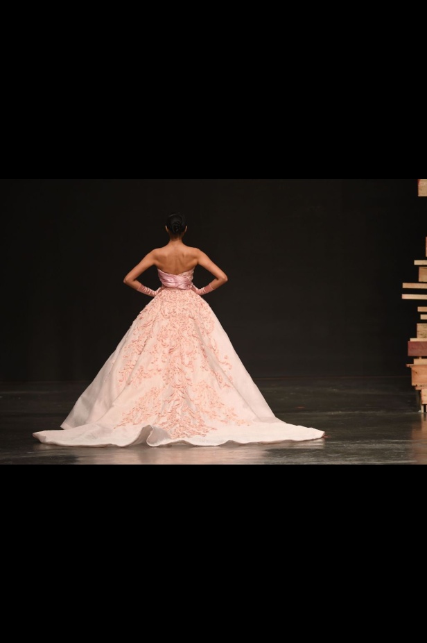 Ezra يتوّج امرأته ملكة على عرش الأناقة