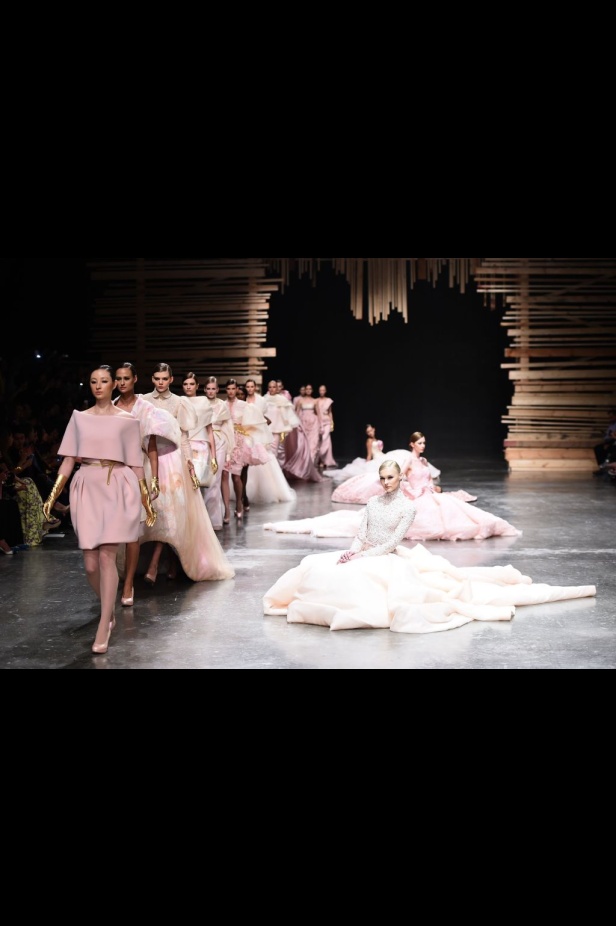 Ezra يتوّج امرأته ملكة على عرش الأناقة