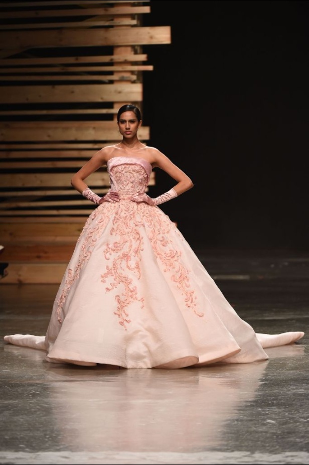 Ezra يتوّج امرأته ملكة على عرش الأناقة