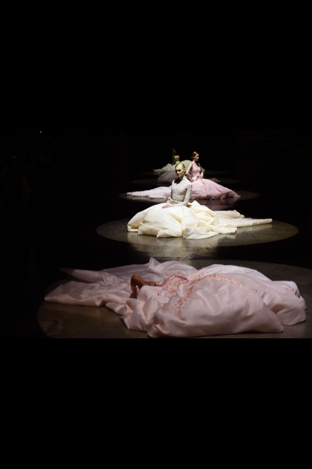 Ezra يتوّج امرأته ملكة على عرش الأناقة