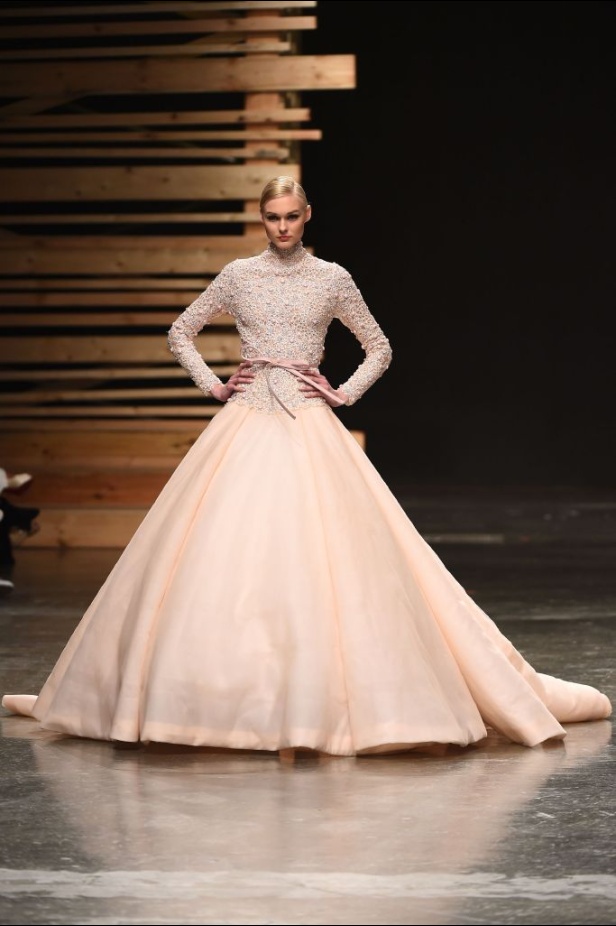 Ezra يتوّج امرأته ملكة على عرش الأناقة