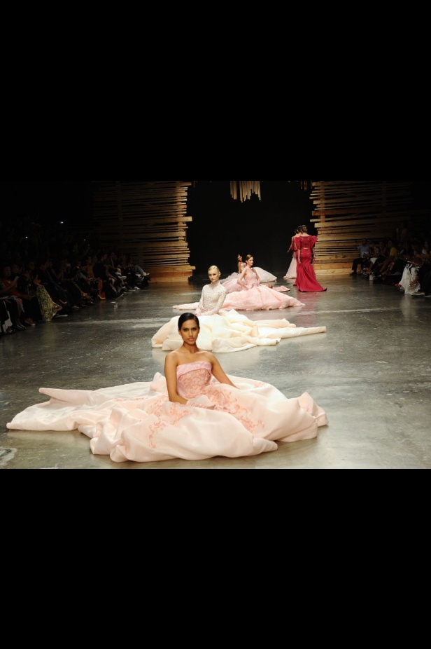 Ezra يتوّج امرأته ملكة على عرش الأناقة