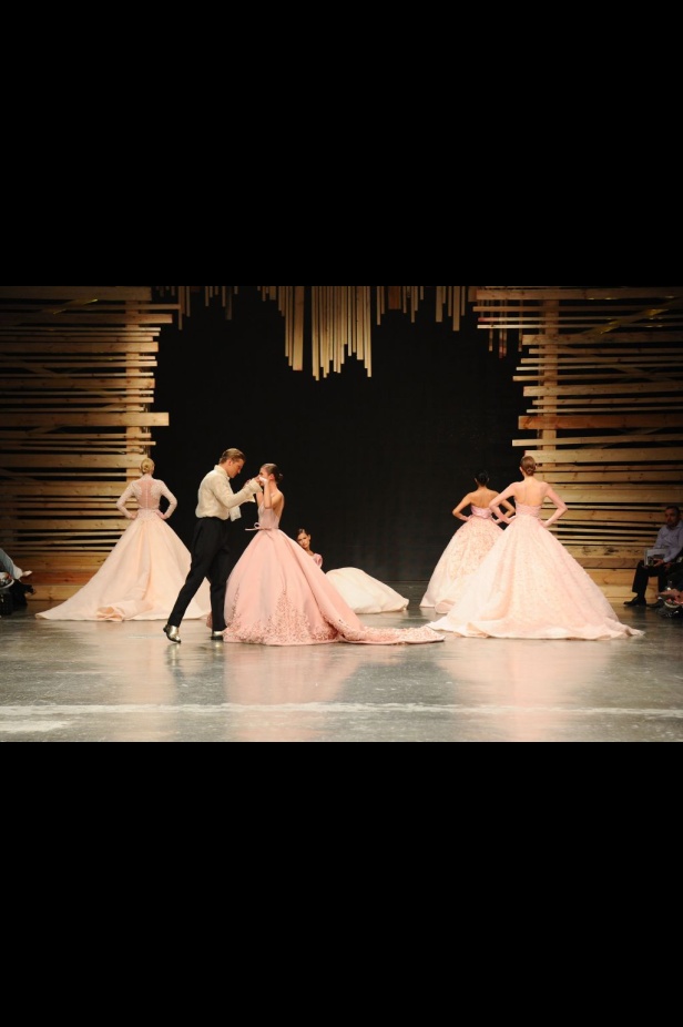 Ezra يتوّج امرأته ملكة على عرش الأناقة