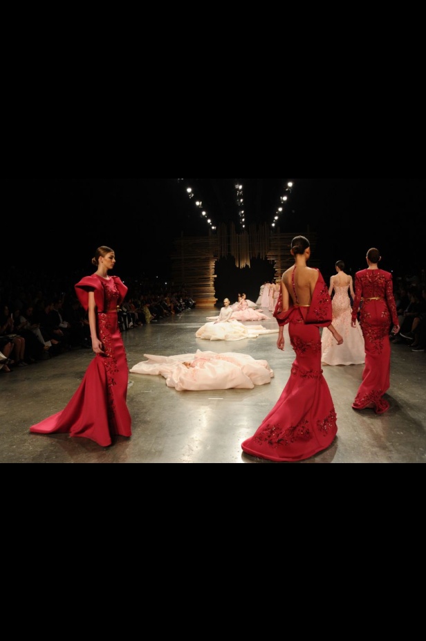 Ezra يتوّج امرأته ملكة على عرش الأناقة