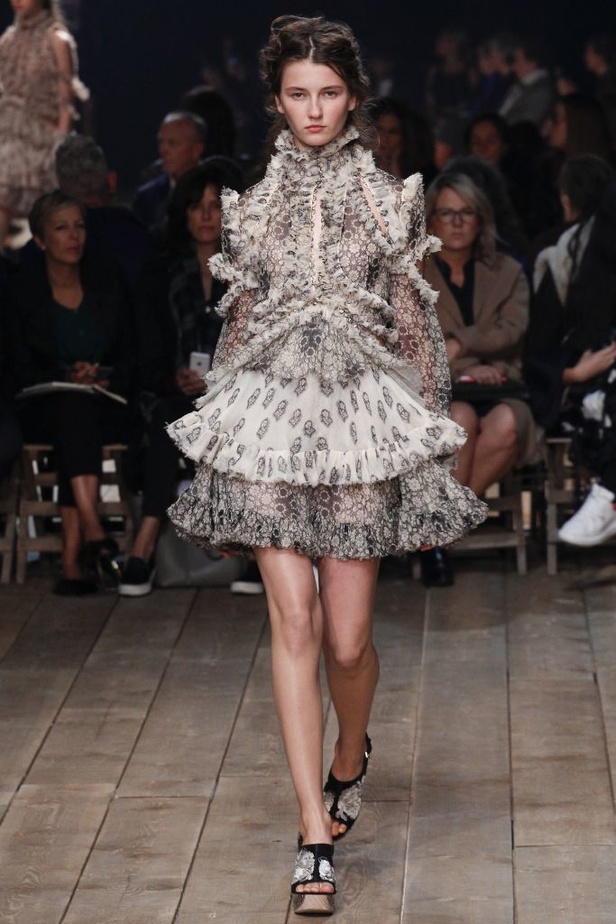 مجموعة Alexander McQueen لربيع و صيف 2016