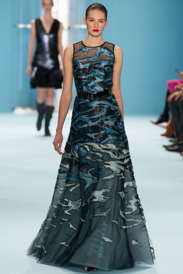 Carolina Herrera مجموعة غنية بين البحر والسماء