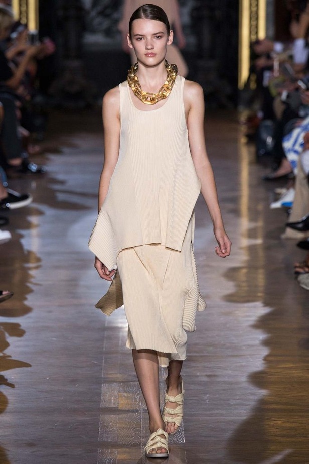 Stella McCartney تنقلنا إلى عالم الأحلام