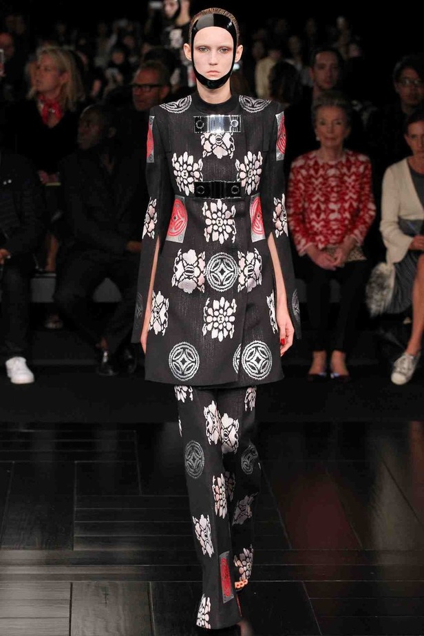 أناقة غامضة لربيع ALEXANDER MCQUEEN