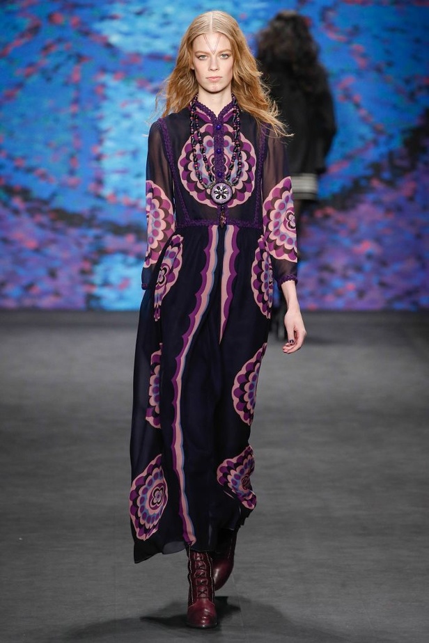 Anna Sui تعيد إبتكار الفولكلور على طريقتها