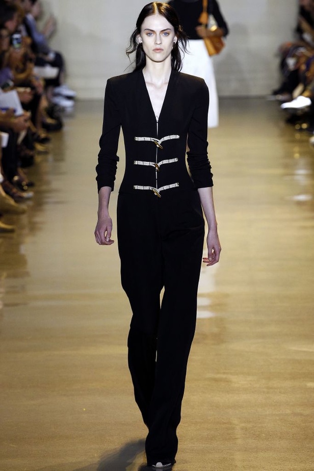 تصاميم رائعة جمعت التراث والإحترافية في عرض Altuzarra