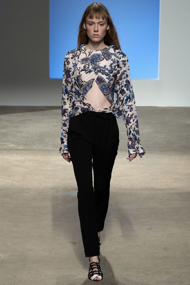 سحر الأنوثة الشبابية في مجموعة  Thakoon