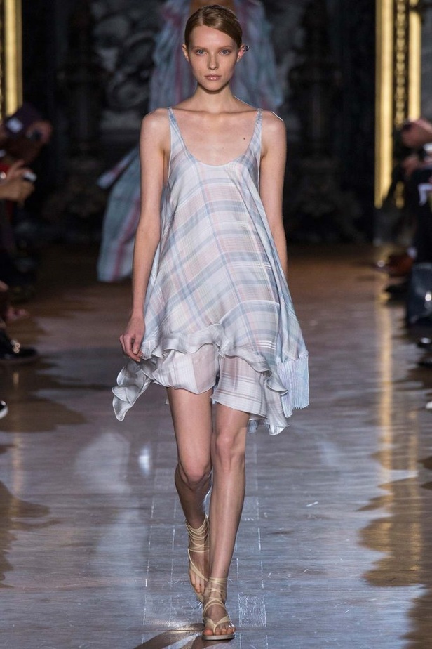 Stella McCartney تنقلنا إلى عالم الأحلام