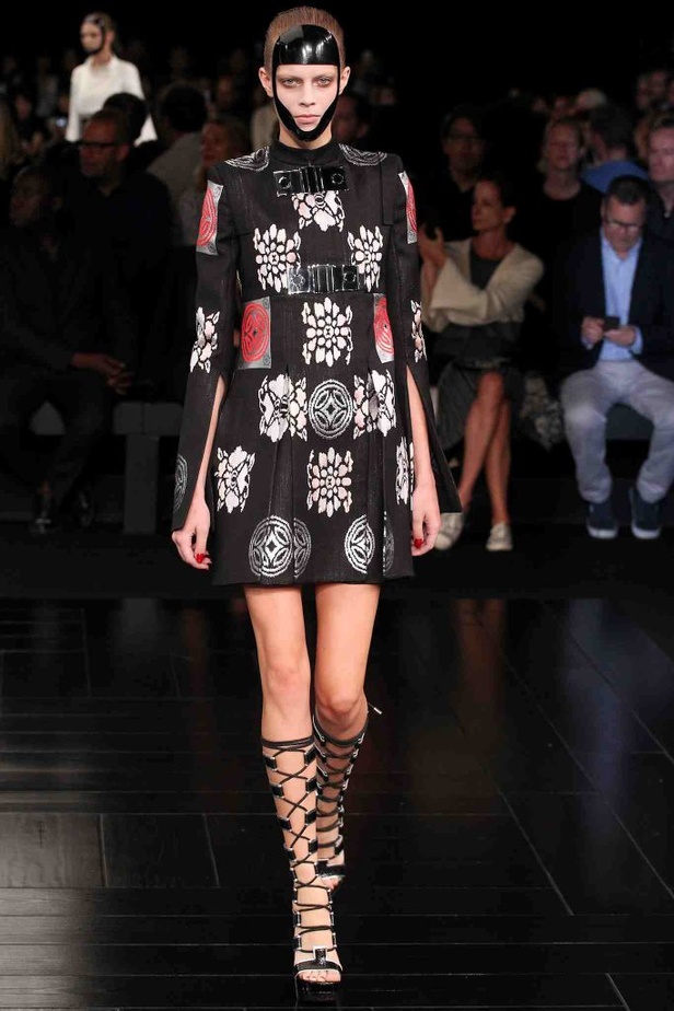 أناقة غامضة لربيع ALEXANDER MCQUEEN