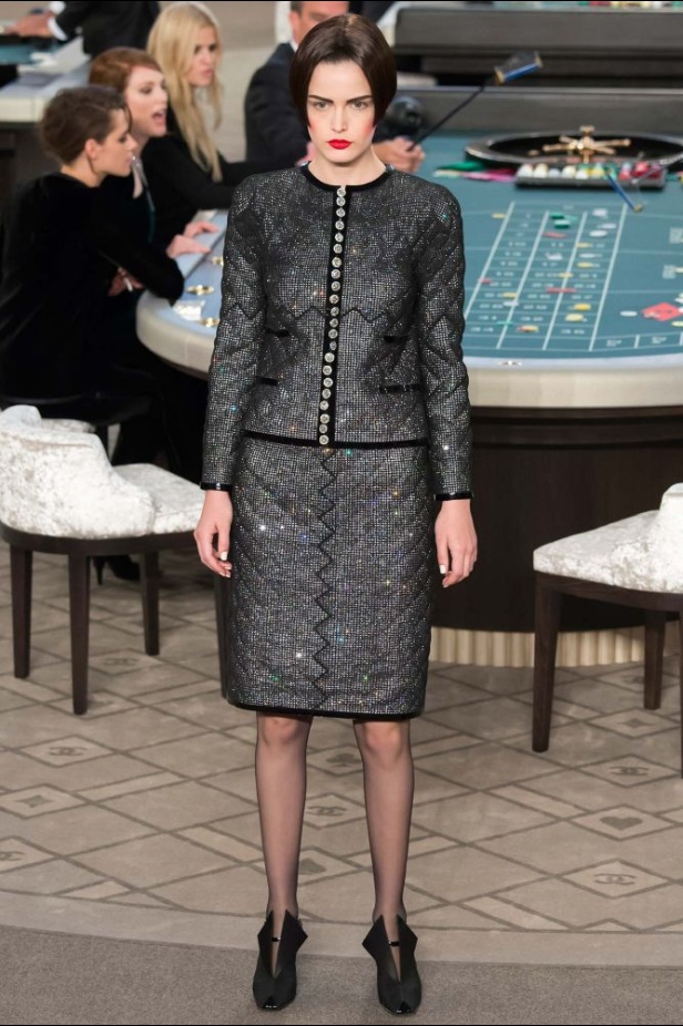 شانيل تقتحم الموضة الراقية للأسود والأبيض