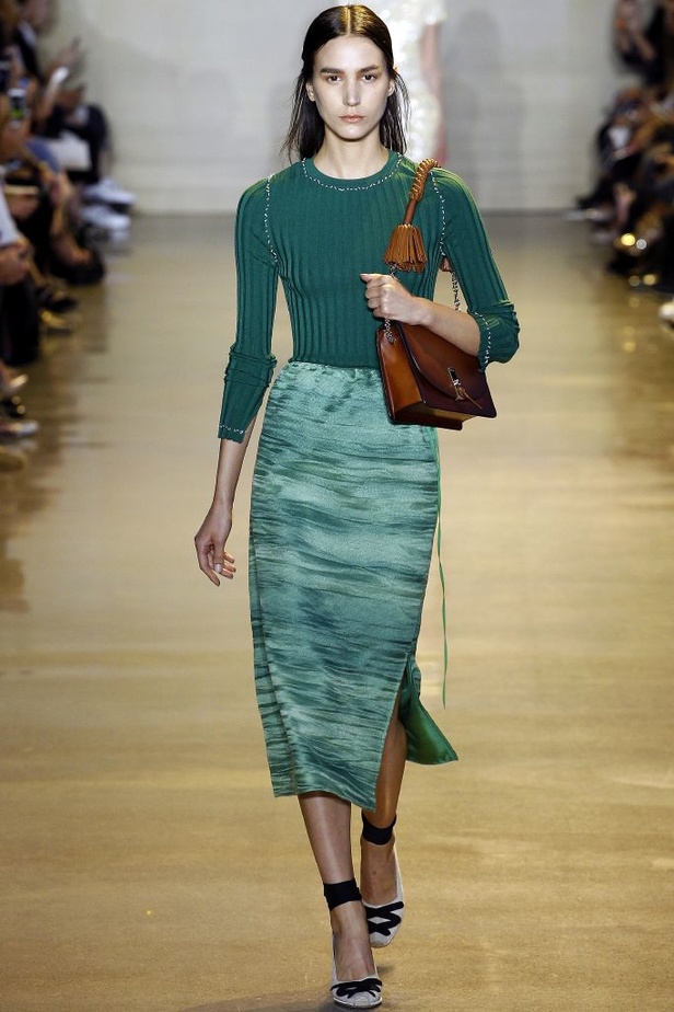 تصاميم رائعة جمعت التراث والإحترافية في عرض Altuzarra