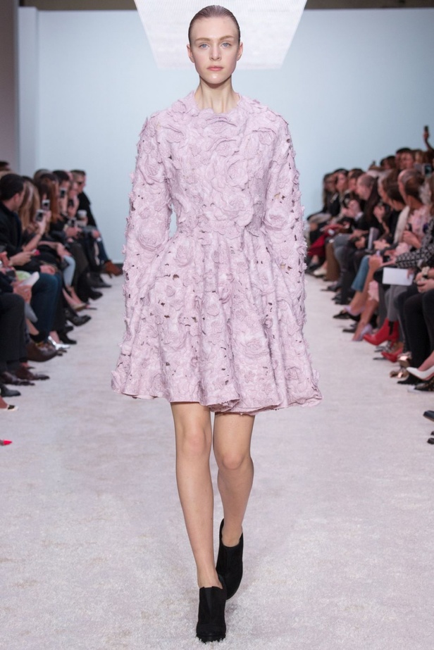 الشتاء يتحول الى ربيع في مجموعة Giambattista Valli