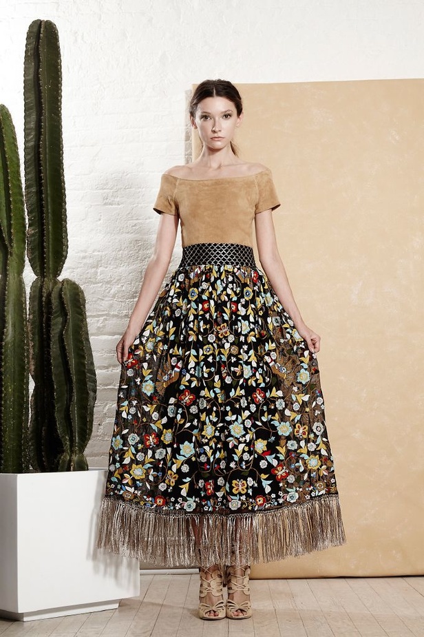 التطريز اليدوي والجينز الواسع يزيّنان مجموعة Alice and Olivia