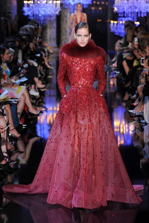 Elie Saab  يُدخلنا قصر الأنوار!