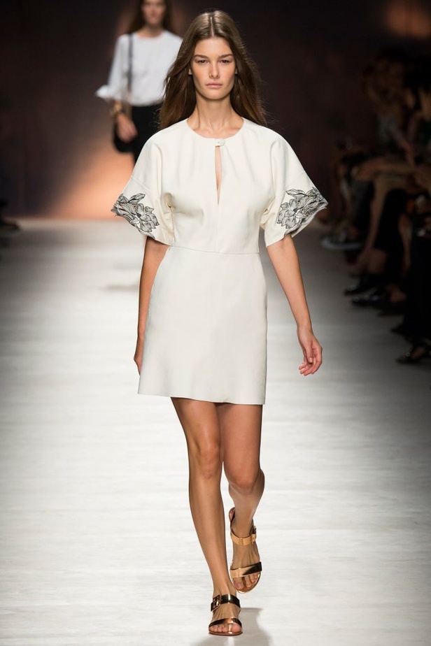 رومنسية Blumarine تنعكس بشفافية على المجموعة الجديدة