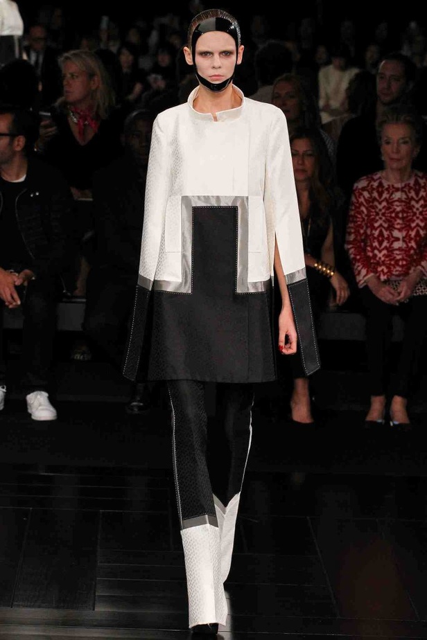 أناقة غامضة لربيع ALEXANDER MCQUEEN