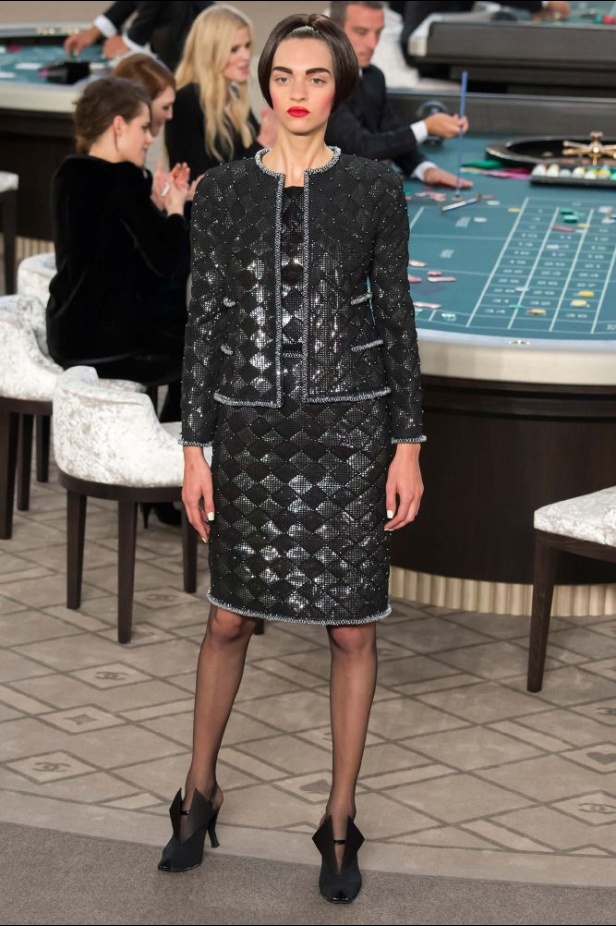 شانيل تقتحم الموضة الراقية للأسود والأبيض