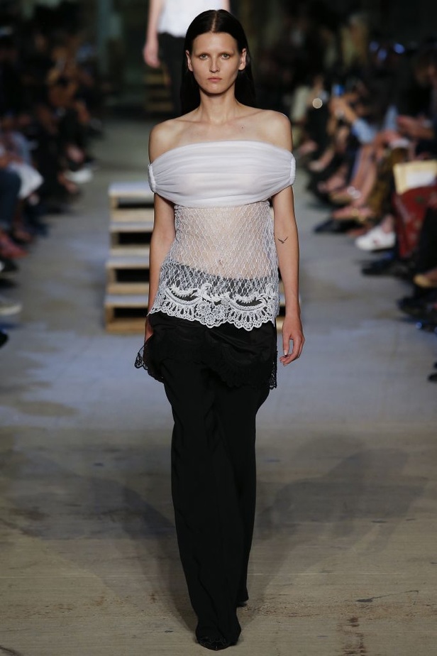 لوحة تأملية من Givenchy في مجموعة ربيع وصيف 2016