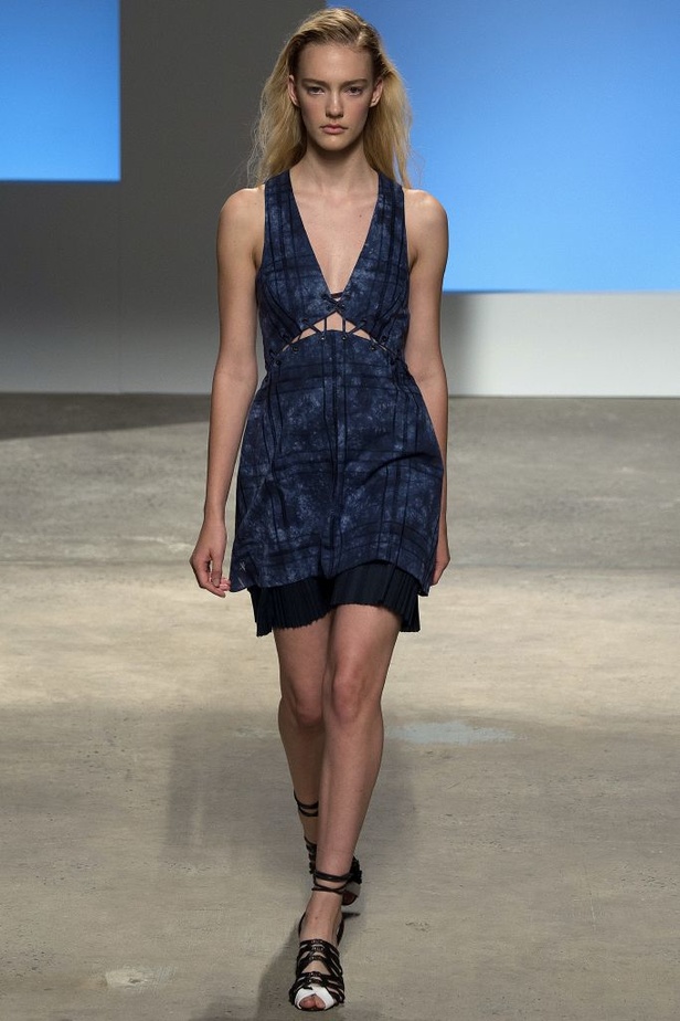 سحر الأنوثة الشبابية في مجموعة  Thakoon