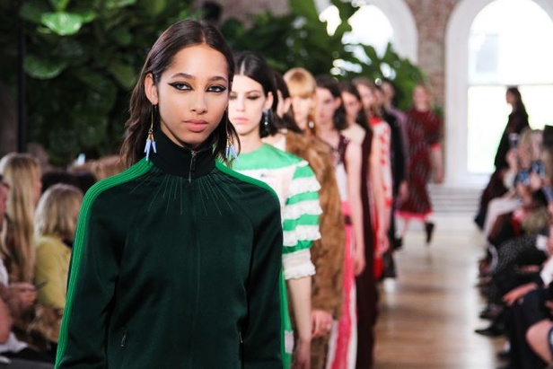 بالصور مجموعة ازياء فالنتينو ريزورت 2018