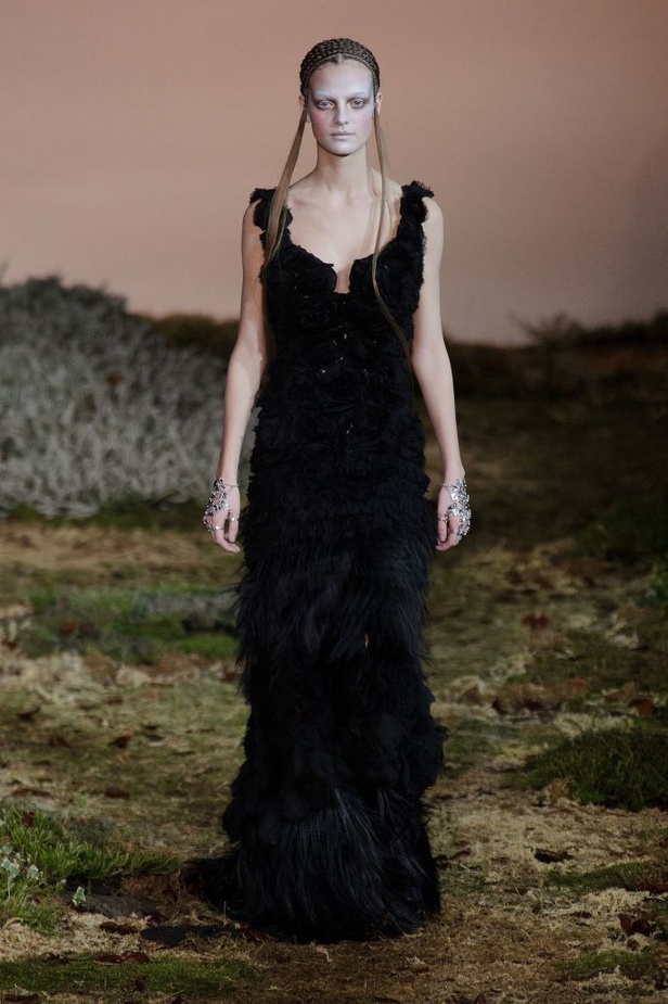 Alexander McQueen أزياء من وحي قصص الخيال