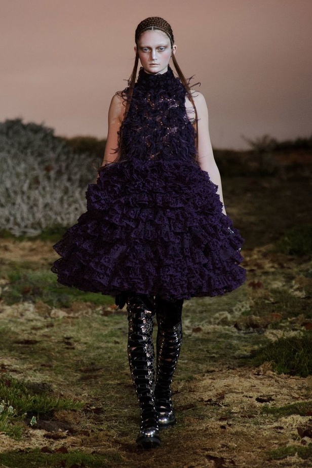 Alexander McQueen أزياء من وحي قصص الخيال