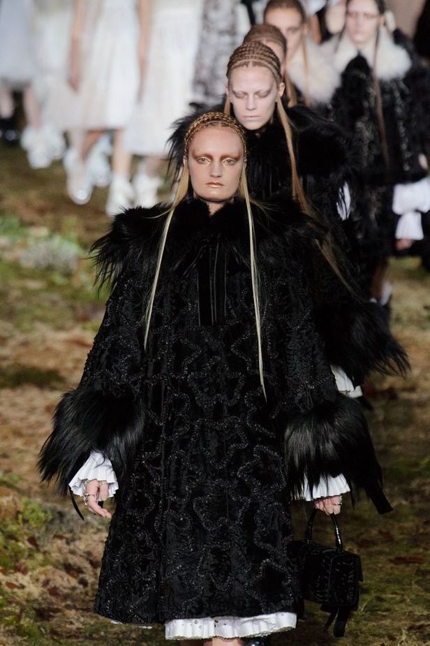 Alexander McQueen أزياء من وحي قصص الخيال